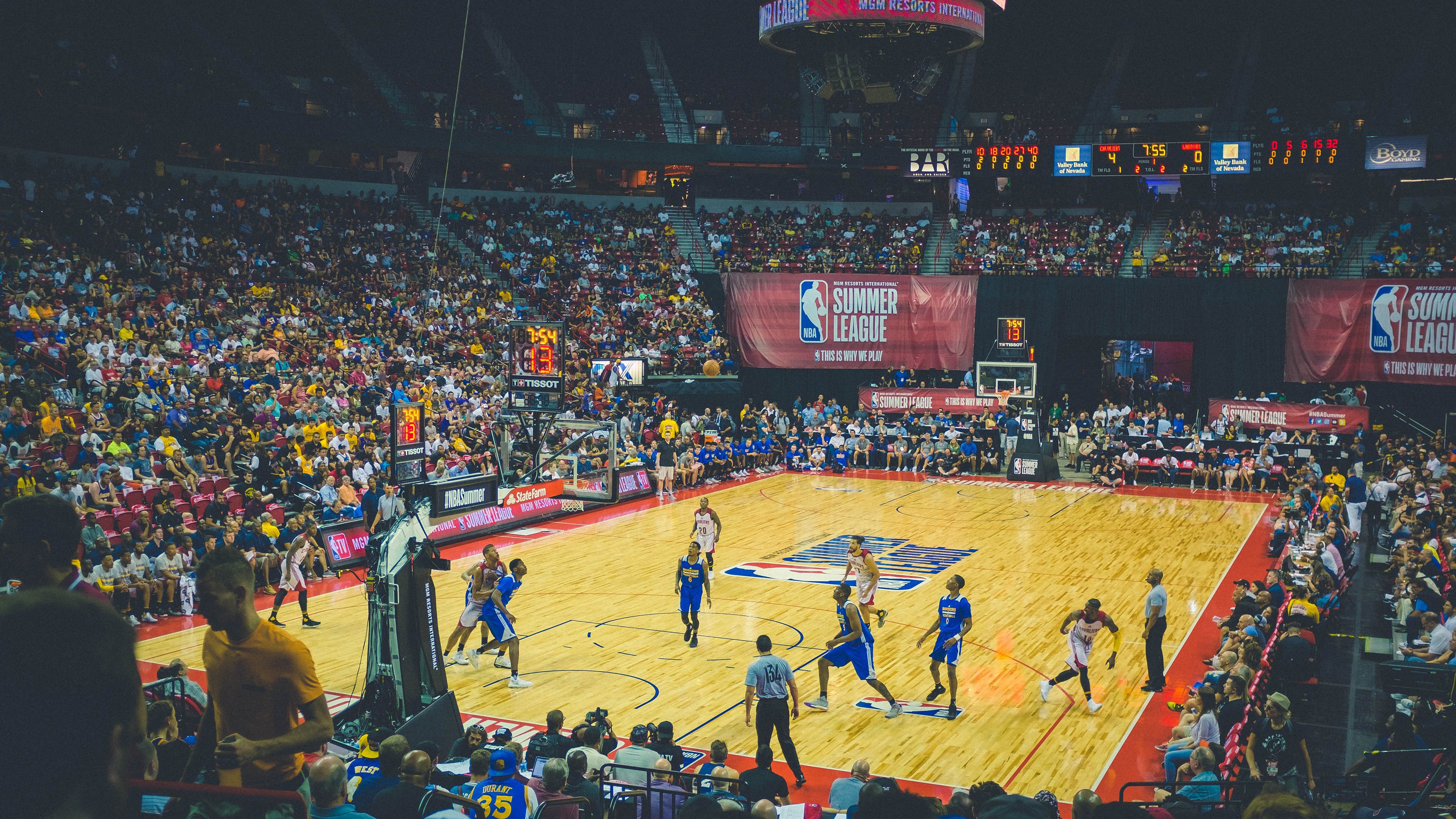 体育新闻中心记者连线现场,体育专栏记者